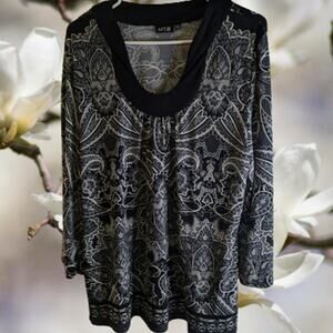 Apt. 9 Large black and white polyester blend stretch long sleeve woman's top.
